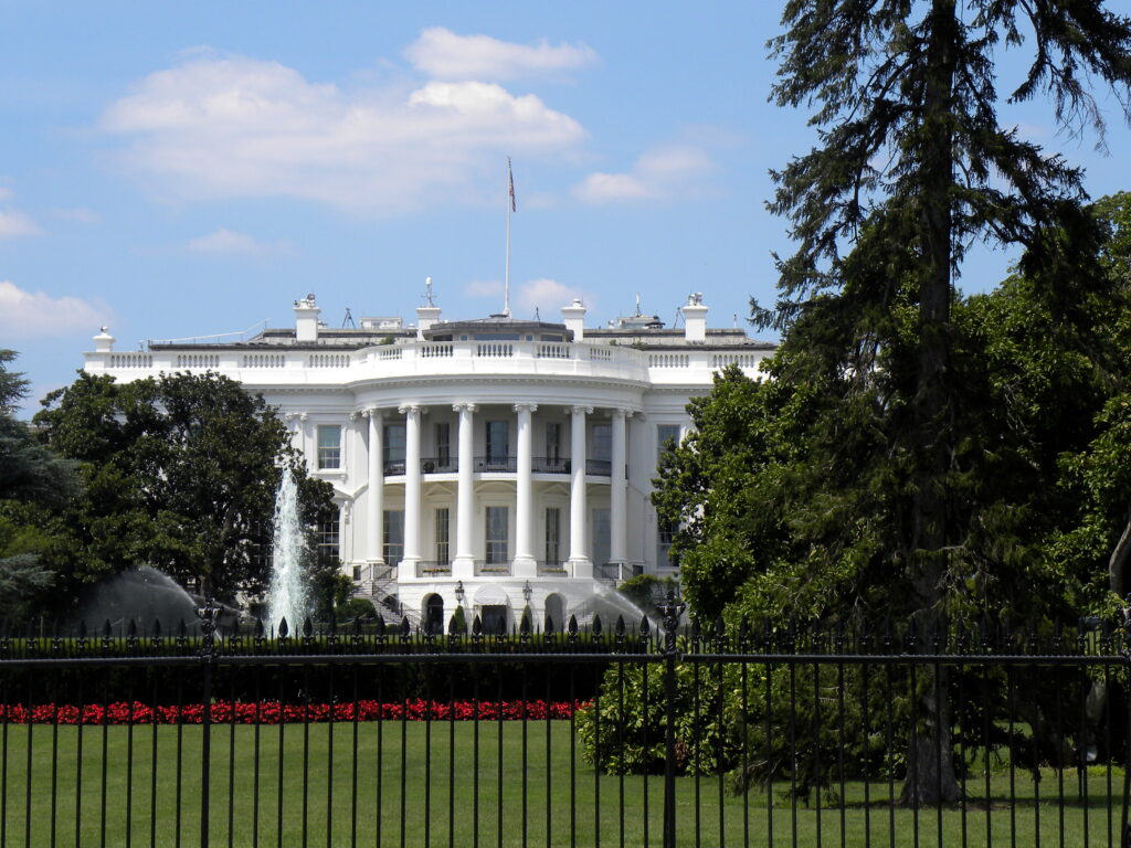 Font_Gate_of_the_White_House_on_a_Warm_Sunny_Day-1024x768.jpg