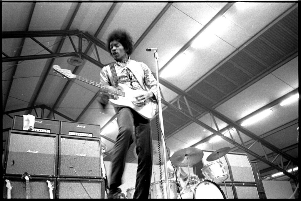 Popartiest_Jimi_Hendrix_op_Hippy_Happy_beurs_voor_jongeren_in_Ahoy-1024x683.jpg