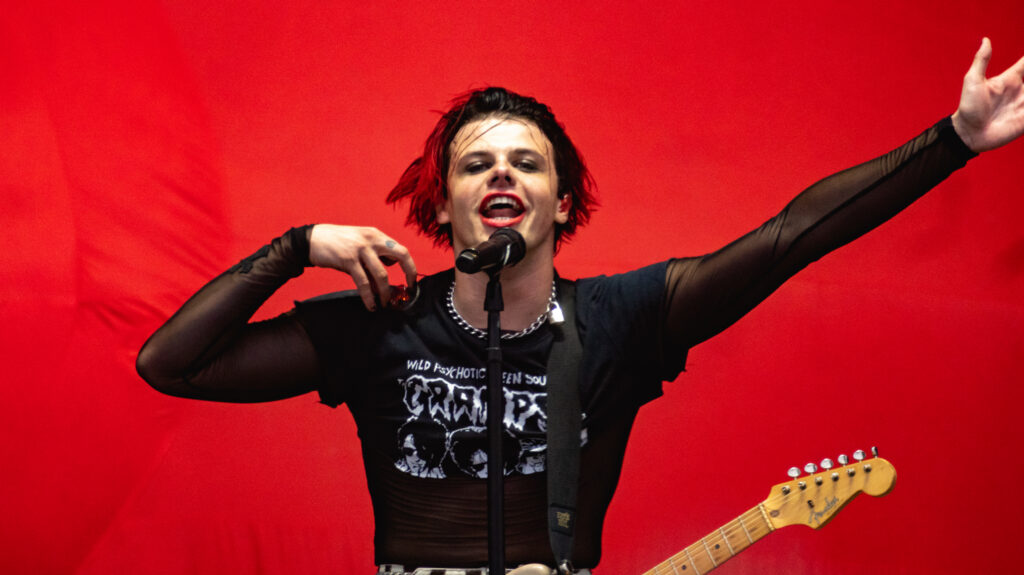 yungblud-breaks-down-on-stage-pro-motion-music-news